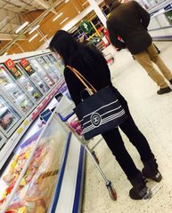 英媒：中國奢侈品均價(jià)仍比海外高40%，推動(dòng)代購潮